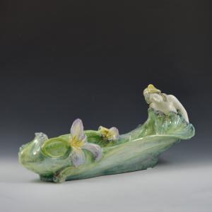 Giardiniera con busto femminile e iris